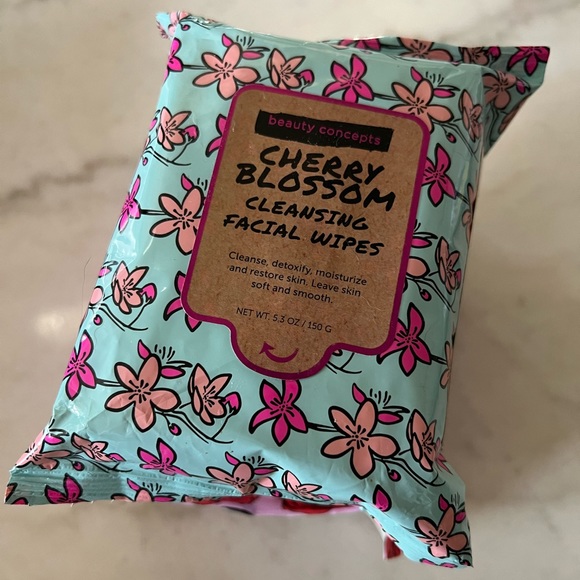 4Pack Facial Cleansing Wipes - Picture 2 of 3